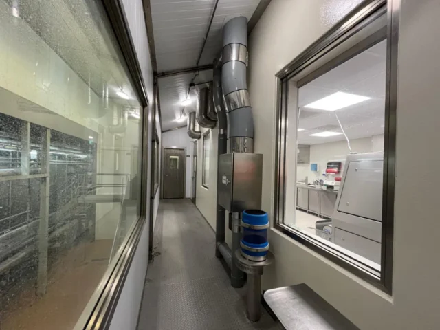 Buizenpost station in de gang bij een productielokatie van Farm Frites