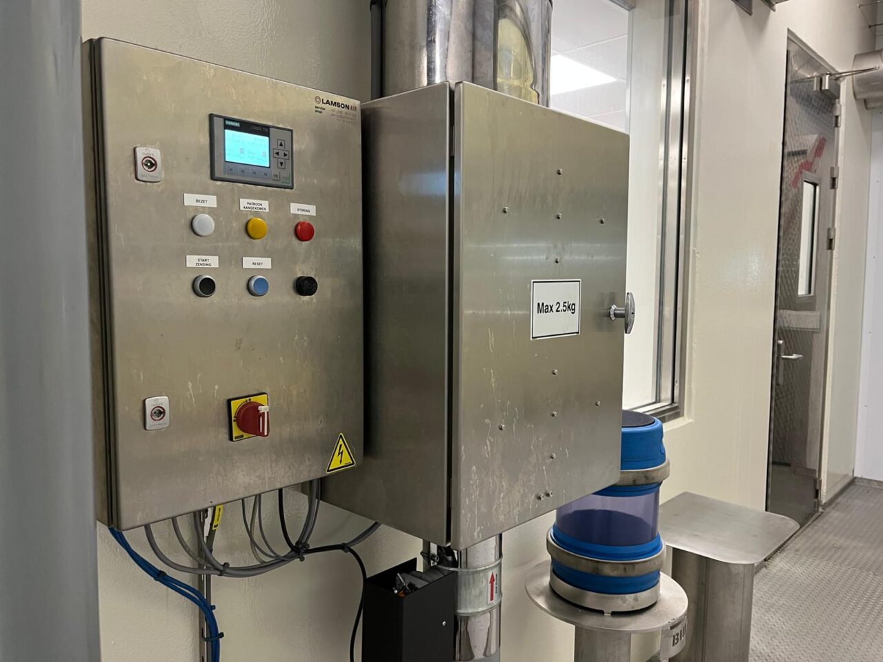Besturingsstation van het buizenpostsysteem bij Farm Frites