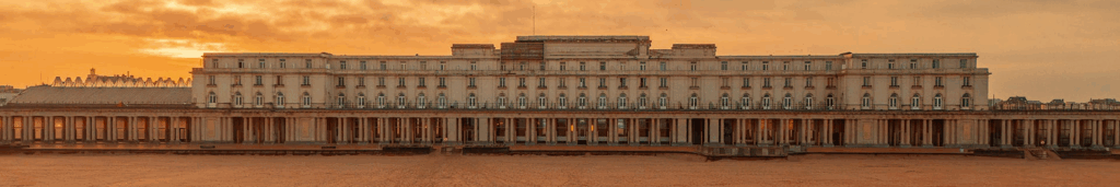 Thermae Palace Hotel in Oostende, waar van 26 tot en met 28 mei 2026 onze collega’s Jeroen van Tamelen en Erik Schuijt Lamsonair vertegenwoordigen op het jaarlijkse congres van de Europese Vereniging van Ambtenaren van de Burgerlijke Stand (EVS)